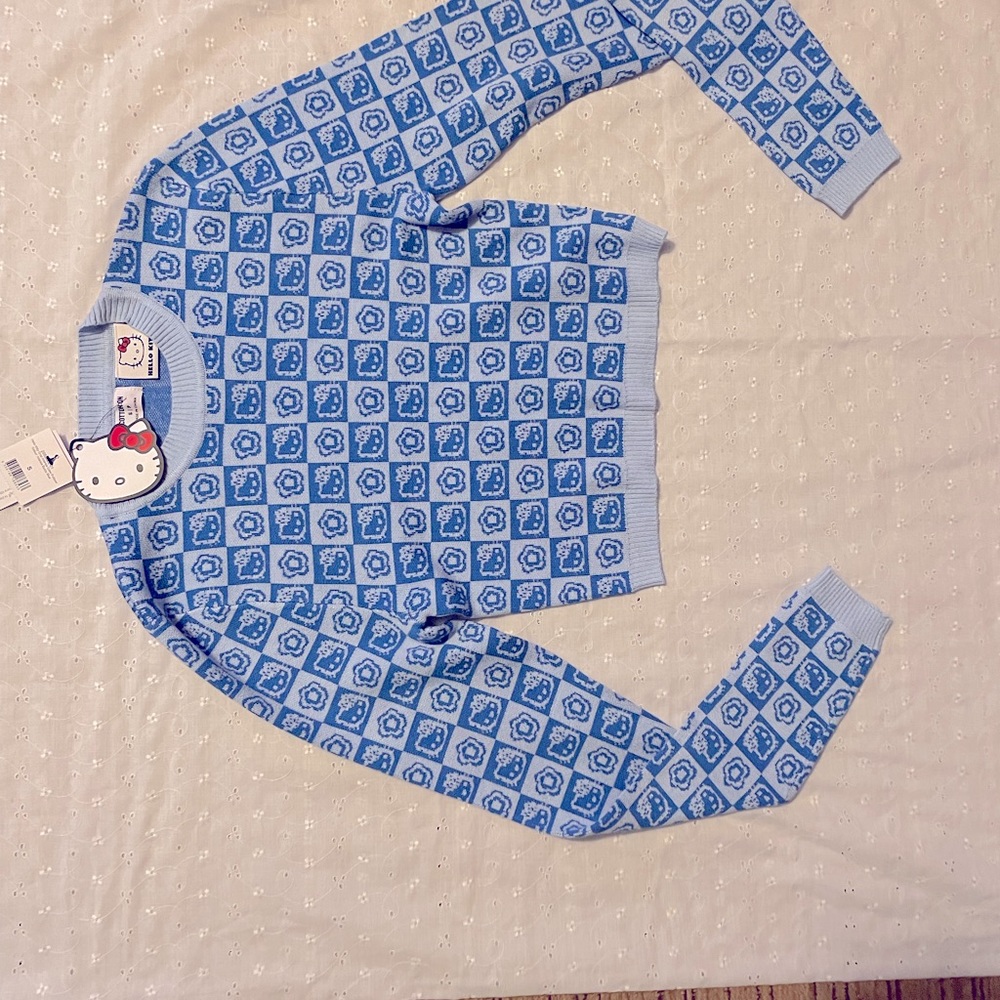 🟢NWT HELLO KITTY Long Sleeved Short Sweater💙🤩😺 - Picture 4 of 6